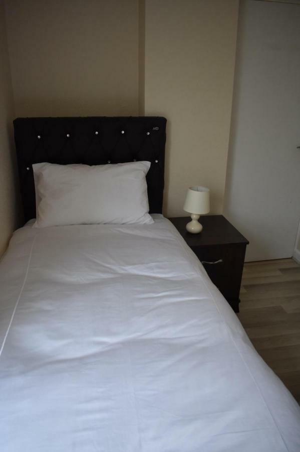 Cotswold Valley Aparthotel Stroud  Exteriör bild